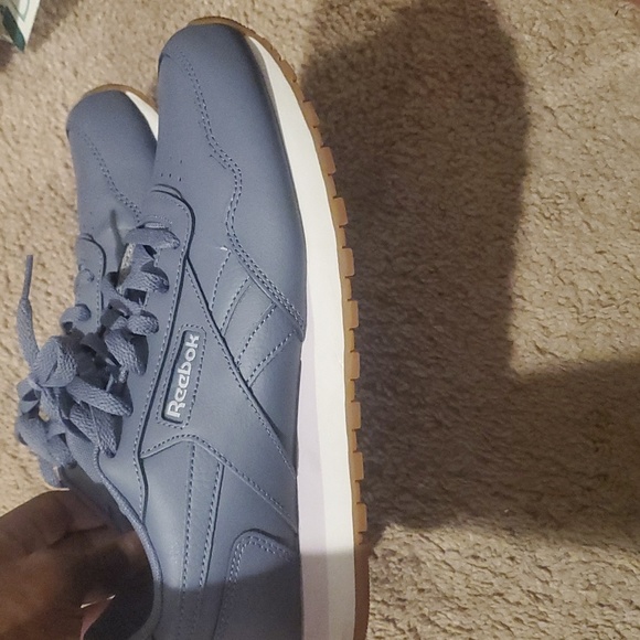 Comfy Reebok - Picture 2 of 4